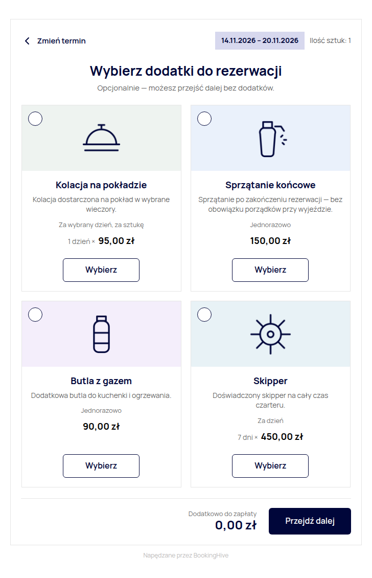 Krok dodatków po kliknięciu Zarezerwuj: kafelki z kolacją, sprzątaniem, butlą z gazem i skipperem, każdy z ceną i sposobem naliczania
